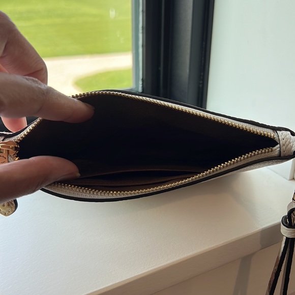 Brand NEW Small Wristlet with Floral Print - Picture 5 of 5